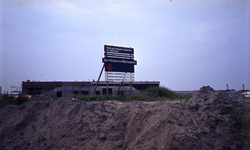 DIA44523 Aanleg van de metrotunnel onder de Oude Maas: bouwbord; ca. 1982