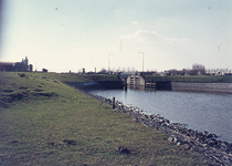 DIA44532 De sluis in de haven van Spijkenisse; ca. 1969