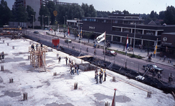 DIA44543 Bouw van het nieuwe gemeentehuis: het leggen van de eerste steen; ca. 1982