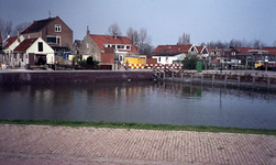 DIA44548 De haven, met de achterzijde van het Noordeinde; ca. 1985