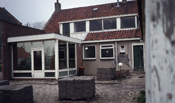 DIA44550 Achterzijde van elektrotechnisch Bedrijf H.E. Dekker aan het Noordeinde; ca. 1980