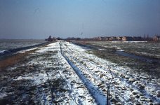 DIA44606 De Westdijk met links de boerderij van de familie Kraak; ca. 1982