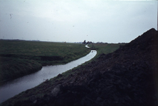 DIA44607 De Westdijk met links de boerderij van de familie Kraak; ca. 1982