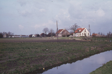 DIA68055 Zicht vanaf de Krommeweg. De witte boerderij is afgebroken in verband met de aanleg van de N57; ca. 1980