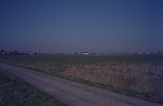 DIA68060 Zicht richting de Dorpsdijk; 1979