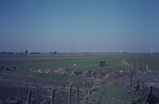DIA68066 Zicht over de polder richting Brielle. Foto gemaakt ter hoogte van huisnummer 71 en 73; 1973