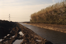 DIA68103 Aanleg van watergang langs de toekomstige N57, zicht richting de Mosterdijk; ca. 1981