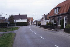DIA68159 Woningen langs de Dorpsdijk, ter hoogte van de kruising met de Coosenhoeckstraat; ca. 1991