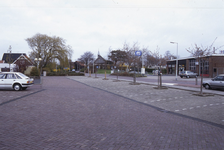 DIA68171 Parkeerplaatsen en garage langs de Dijckpotingen, op de achtergrond de Dorpskerk; ca. 1991