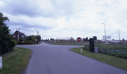 DIA69184 De Beeldsweg en verderop de Langeweg; ca. 1993