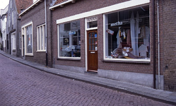 DIA69323 Kijkje in de Dorpsstraat; ca. 1993