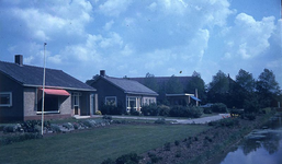 DIA69338 Woningen langs het Oosteinde, bijgenaamd de Boerenhemel; ca. 1982