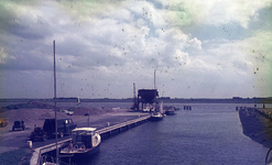 DIA69342 De zand en grindhandel bij de haven langs het Spui; ca. 1982
