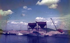 DIA69343 De zand en grindhandel bij de haven langs het Spui; ca. 1982