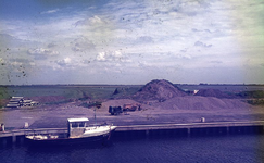 DIA69344 De zand en grindhandel bij de haven langs het Spui; ca. 1982