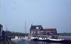 DIA69357 Plezierjachten in de haven langs het Spui; ca. 1982