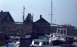 DIA69358 Plezierjachten in de haven langs het Spui; ca. 1982
