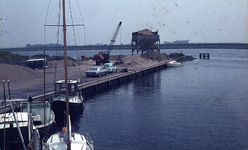 DIA69360 De zand en grindhandel bij de haven langs het Spui; ca. 1982