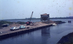DIA69361 De zand en grindhandel bij de haven langs het Spui; ca. 1982