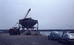 DIA69363 De zand en grindhandel bij de haven langs het Spui; ca. 1982