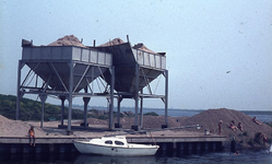 DIA69364 De zand en grindhandel bij de haven langs het Spui; ca. 1982