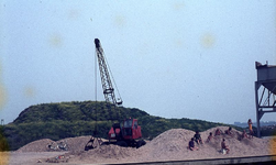 DIA69365 De zand en grindhandel bij de haven langs het Spui; ca. 1982