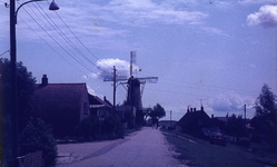 DIA69369 Kijkje in de Molendijk en de Molen; ca. 1982
