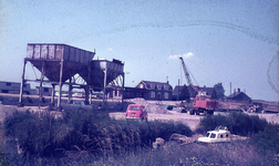 DIA69370 De zand en grindhandel bij de haven langs het Spui; ca. 1982