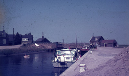 DIA69371 De zand en grindhandel bij de haven langs het Spui; ca. 1982