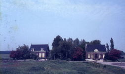DIA69377 Woningen langs de Oude Veerdam; ca. 1982