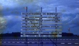 DIA69395 Bord over aanleg van De Bernisse; ca. 1982