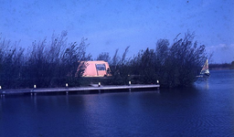 DIA69398 Tent en steiger bij De Bernisse; ca. 1982