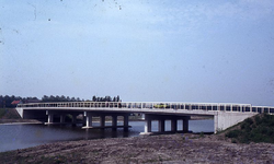 DIA69404 Overbrugging van De Bernisse door de Nieuwe Veerdam ; ca. 1982