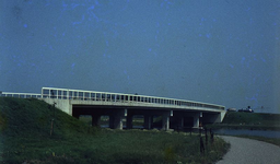 DIA69406 Overbrugging van De Bernisse door de Nieuwe Veerdam ; ca. 1982