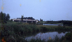 DIA69410 Overbrugging van De Bernisse door de Nieuwe Veerdam ; ca. 1982