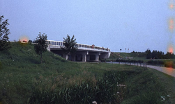 DIA69411 Overbrugging van De Bernisse door de Nieuwe Veerdam ; ca. 1982