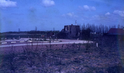 DIA69413 Parkeertterrein bij De Bernisse, voormalige molen in gebruik als wonings; ca. 1982