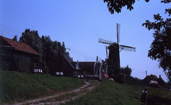 DIA69420 Kijkje in de Molendijk en de Molen; ca. 1982