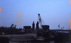 DIA69428 De zand en grindhandel bij de haven langs het Spui; ca. 1982