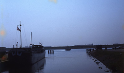 DIA69431 Binnenvaartschip in de haven langs het Spui; ca. 1982