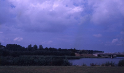 DIA69440 Overbrugging van De Bernisse door de Nieuwe Veerdam ; ca. 1982