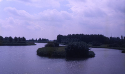 DIA69442 Kijkje op de Bernisse, gezien vanaf de Nieuwe Veerdam; ca. 1982
