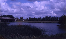DIA69446 Overbrugging van De Bernisse door de Nieuwe Veerdam ; ca. 1982
