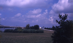 DIA69448 Overbrugging van De Bernisse door de Nieuwe Veerdam ; ca. 1982