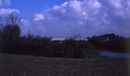 DIA69452 Overbrugging van De Bernisse door de Nieuwe Veerdam ; ca. 1982