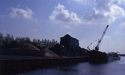 DIA69463 De zand en grindhandel bij de haven langs het Spui; ca. 1982