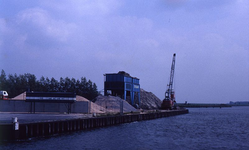 DIA69465 De zand en grindhandel bij de haven langs het Spui; ca. 1982