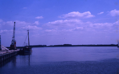 DIA69467 De zand en grindhandel bij de haven langs het Spui; ca. 1982