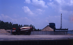 DIA69468 De zand en grindhandel bij de haven langs het Spui; ca. 1982