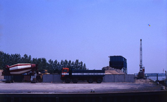 DIA69469 De zand en grindhandel bij de haven langs het Spui; ca. 1982